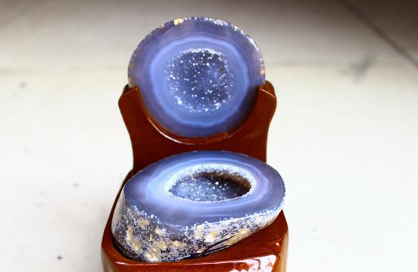 白玛瑙是以白色为主色的玛瑙,在玛瑙的众多种类中,白玛瑙无疑是其中的