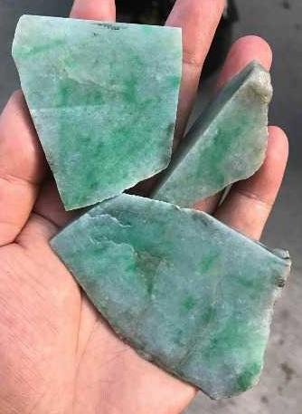 小伙买原石看到这种口子居然切出了糯冰种翡翠