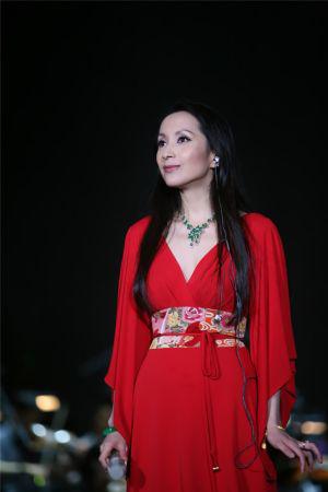 民歌女神汤灿戴过亿翡翠原来可以这么美