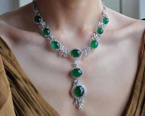 原来美女们都是这样戴翡翠的美女美翠