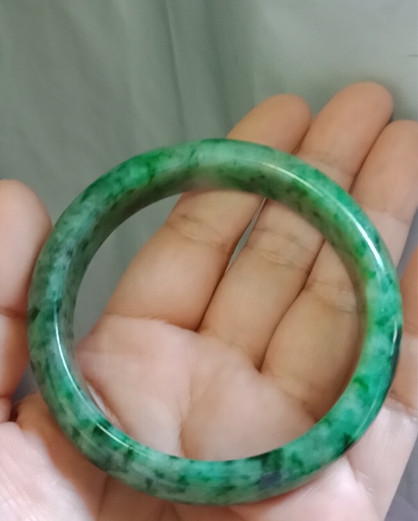 57圈 请问这款是花青翡翠镯子吗